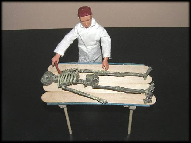 MADELMAN MDE. FORENSE CON COMPLEMENTOS. CRIMINOLOGÍA.  Con mesa, esqueleto y microscopio