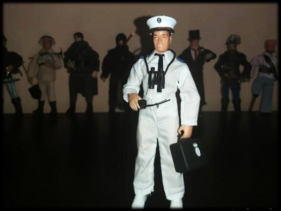 ​Madelman MDE. Militar. 
Oficial de marina. Armada.
Escuela de Transmisiones de la Armada.
