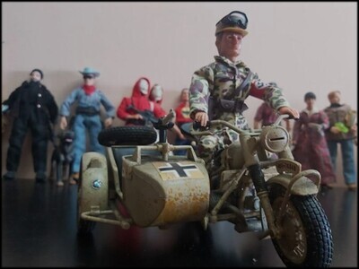 Madelman MDE Segunda guerra mundial. Moto con sidecar y piloto aleman Afrika Korps de regalo. WWII