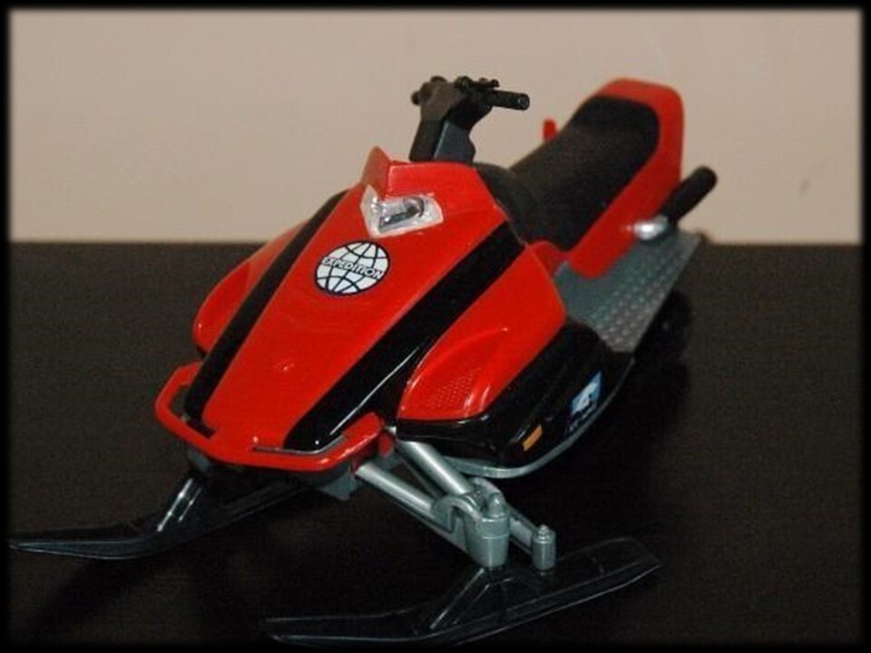 ​Madelman MDE. moto de nieve roja. Accesorio. Complemento.