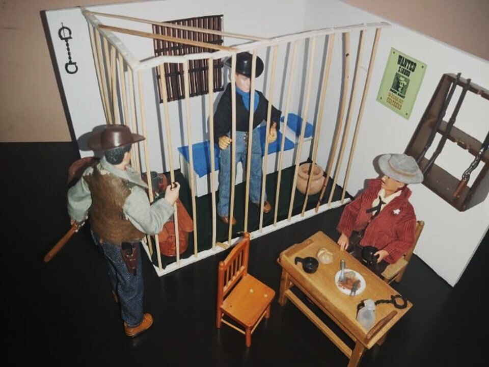 ​Madelman MDE. Diorama lote Oficina Sheriff. Oeste. Far West. Cuatrero. Vaquero. Caballeria. 
Escapate.