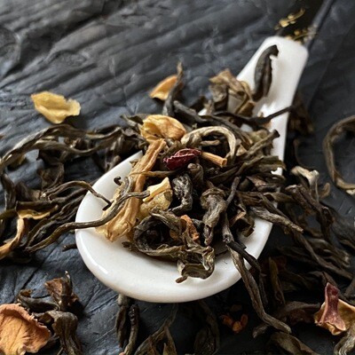 Baltā tēja &#39;Augļu un ziedlapiņu maisījums&#39;