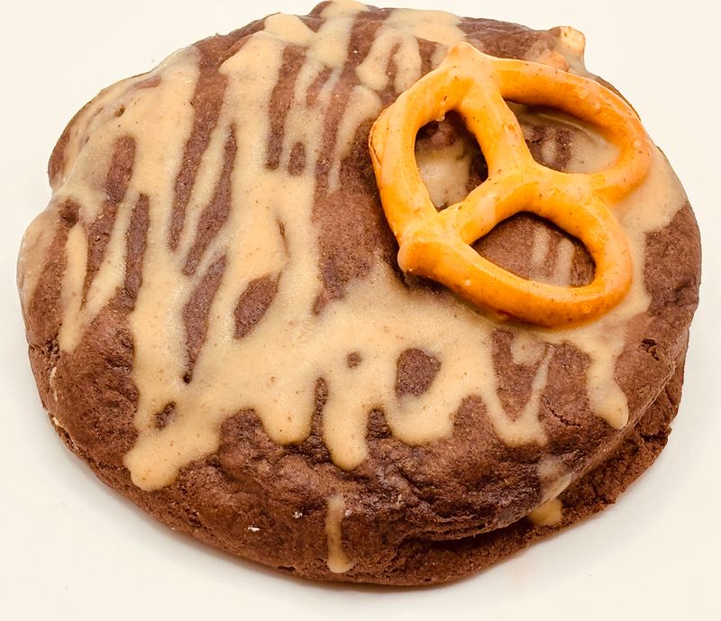 🥨🥜 KNOT SO BASIC This cookie is anything but basic. 😏