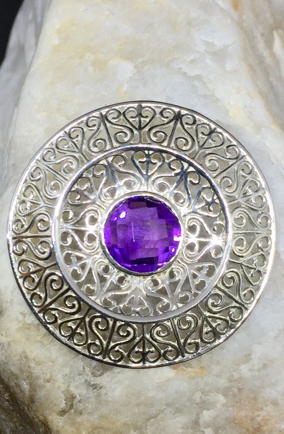 Nostalgia
Silberner Anhänger mit Amethyst