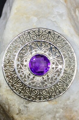 Nostalgia
Silberner Anhänger mit Amethyst