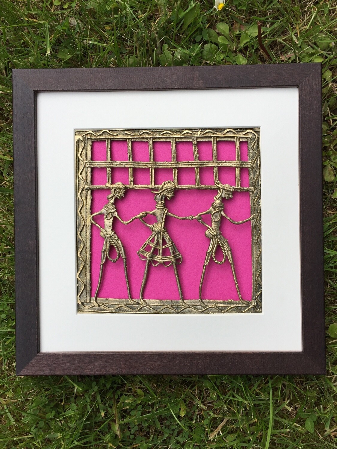 Gerahmte Dhokra Kunst Messingplatte Rosa
