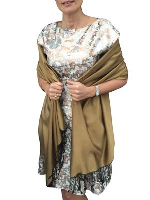 Seidenschal: Der elegante Begleiter für stilbewusste Damen