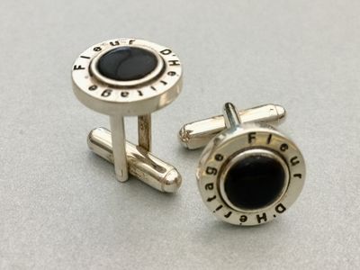Wie man Manschettenknöpfe aus Silber richtig kombiniert
