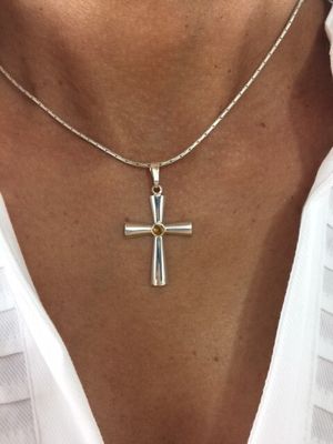 Der perfekte Silberne Kreuzanhänger für spirituelle und moderne Frauen