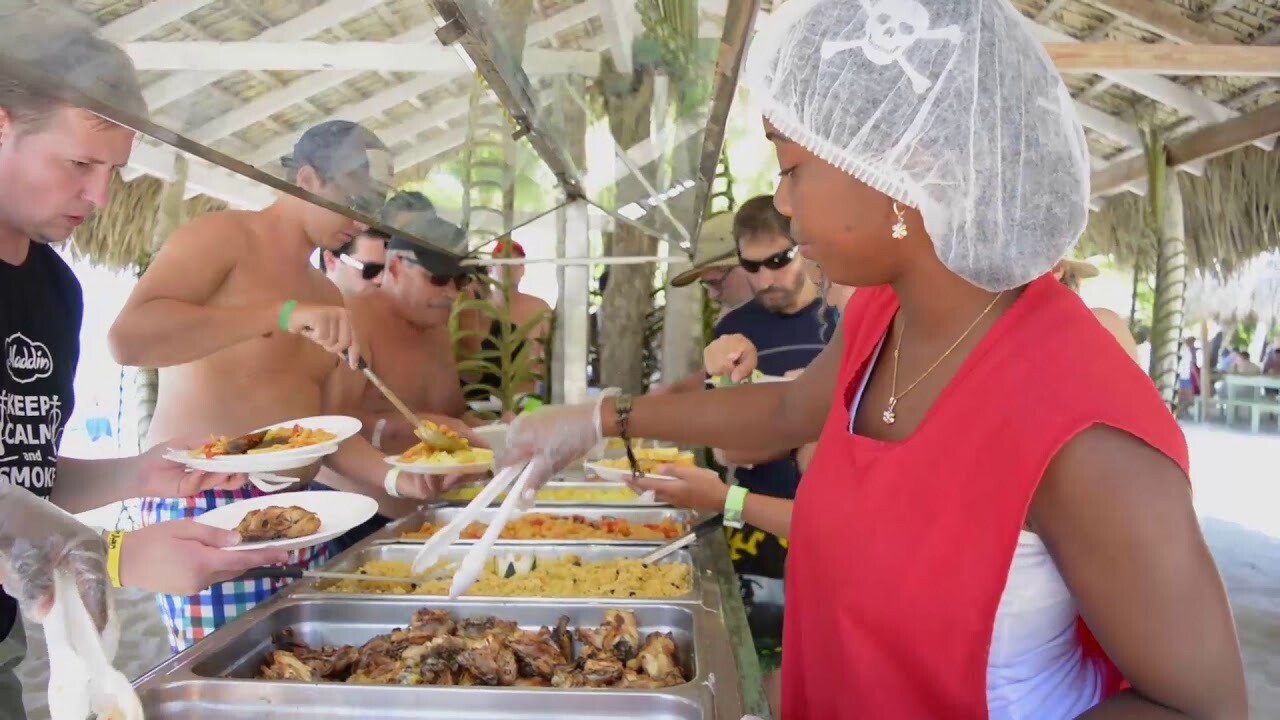Buffet with grilled lobsters served during the Saona Hola excursion