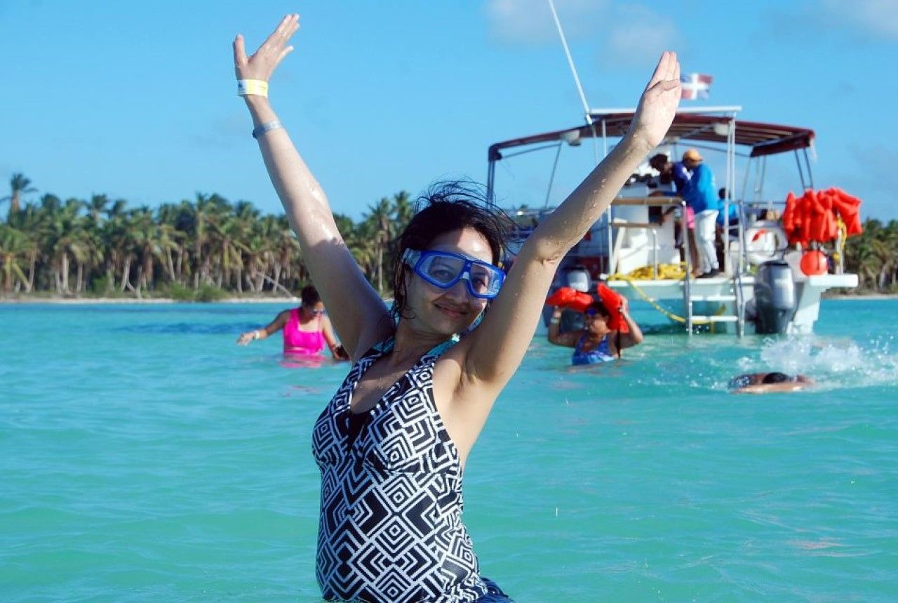 Travelers enjoying the friendly atmosphere in the water at Saona