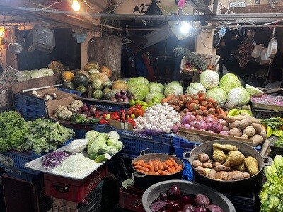 Étals de fruits et légumes frais sur un marché dominicain