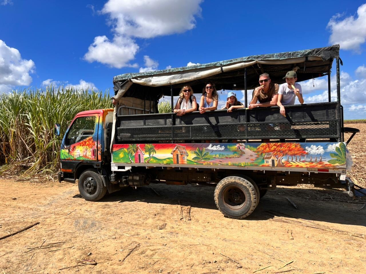 Camion safari coloré utilisé pour l’excursion Aventure et Découverte