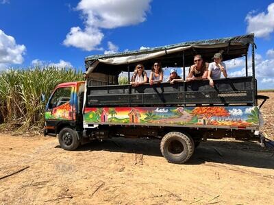 Camion safari coloré utilisé pour l’excursion Aventure et Découverte