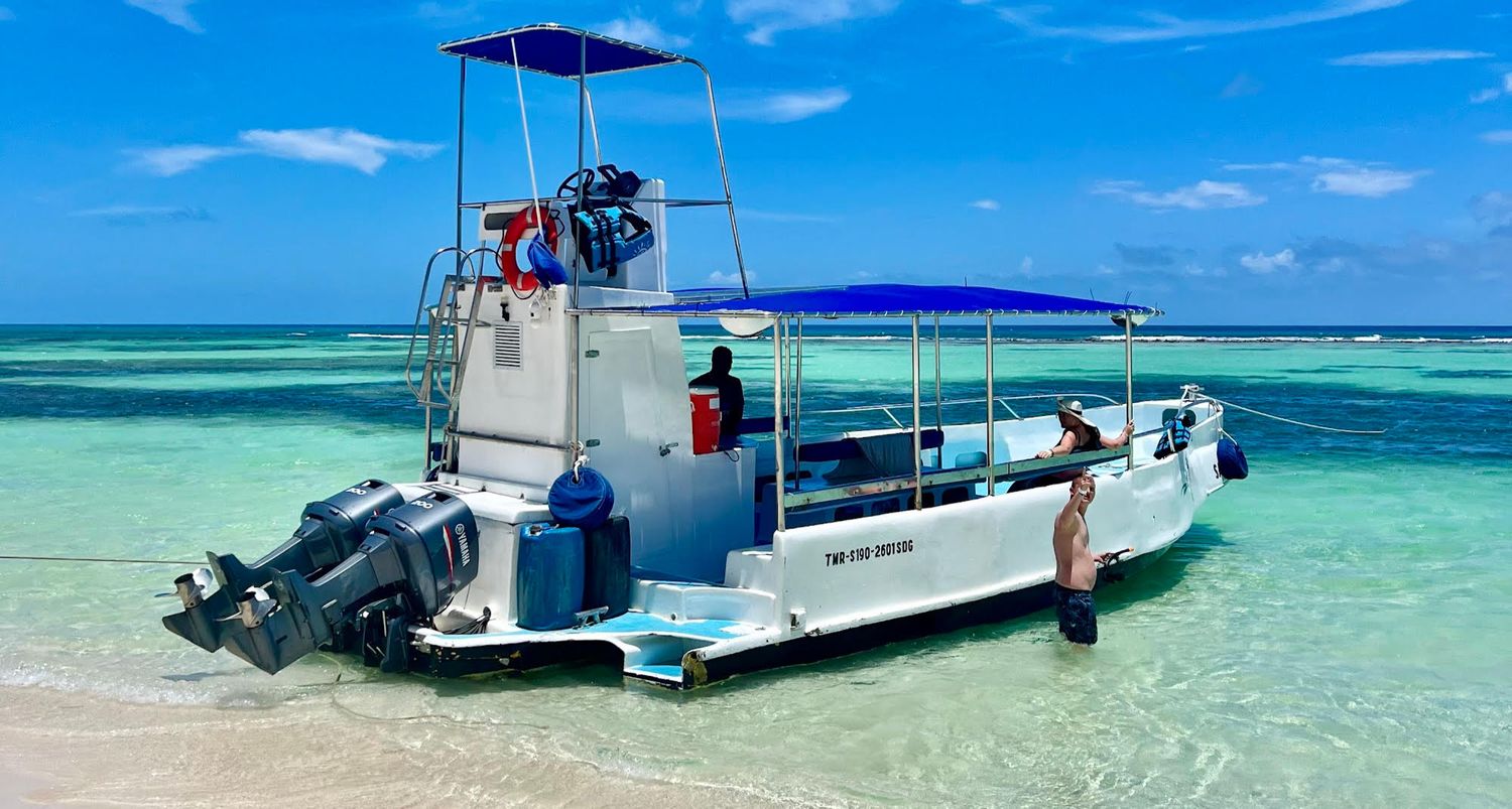 PRIVATE TOUR ON A COMFORTABLE BOAT – MANO JUAN &amp; CANTO DE LA PLAYA