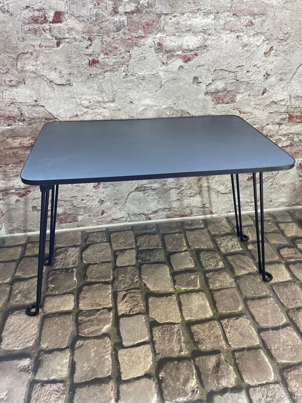 Der Klapptisch hat eine Tragkraft bis 10 kg.

Der Klapptisch kann in der Klappstuhlfahrradtasche mitgeführt werden.