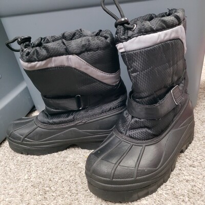 Black gray snow boots