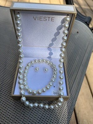 Faux pearl jewelry set