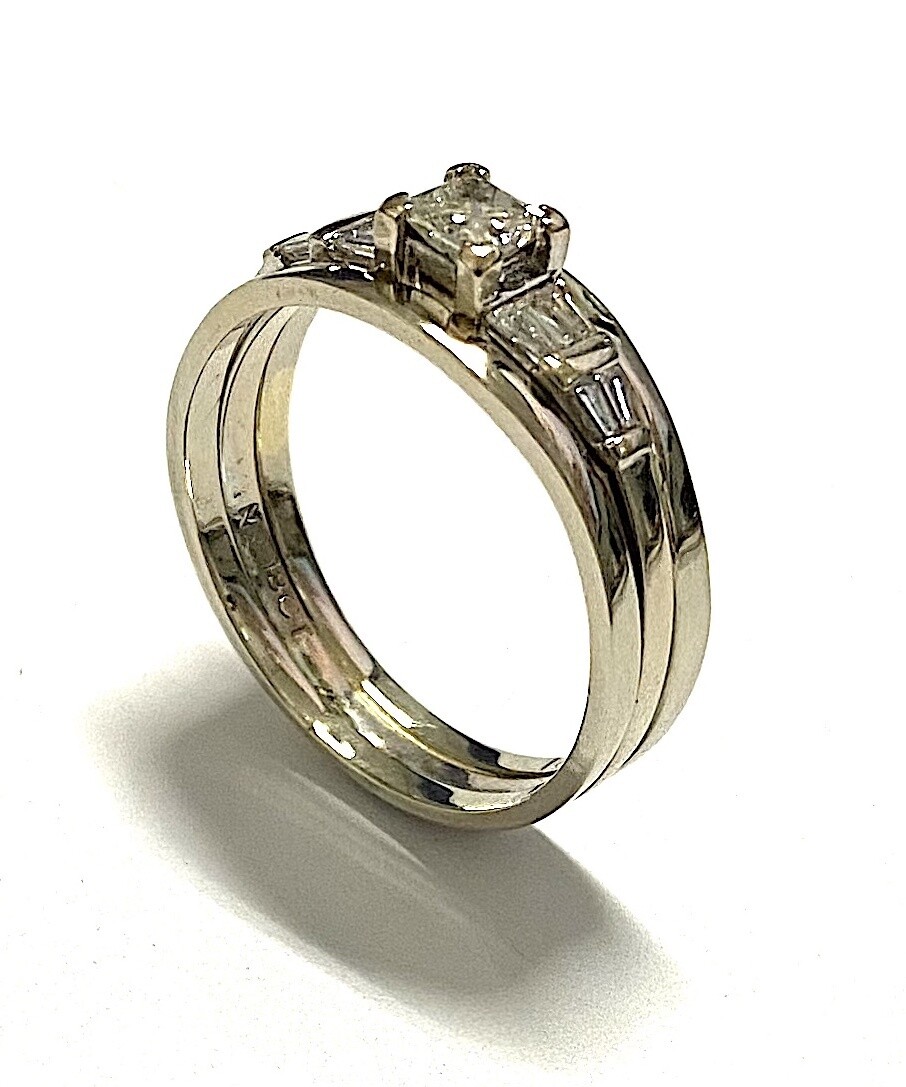 18K white gold diamond ring