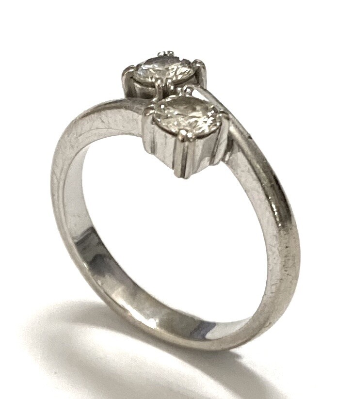 18K white gold diamond ring