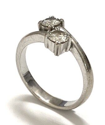 18K white gold diamond ring