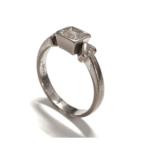 One 18K white gold diamond solitaire ring