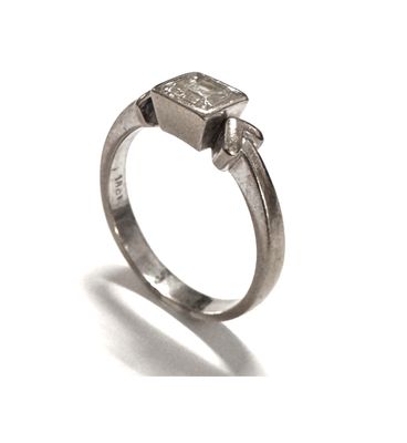 One 18K white gold diamond solitaire ring
