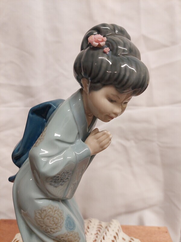 Lladro Sayonara Japanese Geisha Girl Figurine