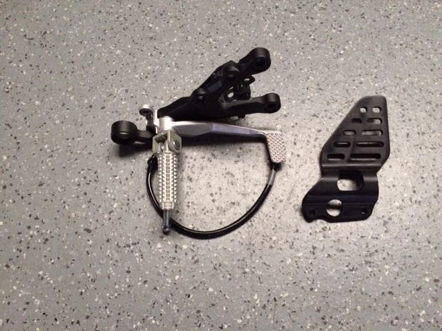 OEM Fußrastenanlage vorne rechts Yamaha YZF R6 Bj.2012-2019 NEU OEM Fußrastenanlage vorne rechts Yamaha YZF R6 Bj.2012-2019 NEU