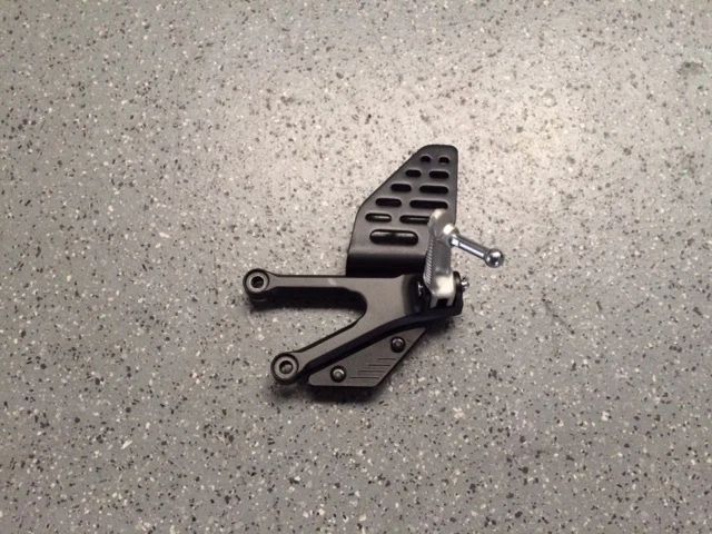 OEM Fußrastenanlage links Yamaha YZF R6 Bj.2012-2019 OEM Fußrastenanlage links Yamaha YZF R6 Bj.2012-2019