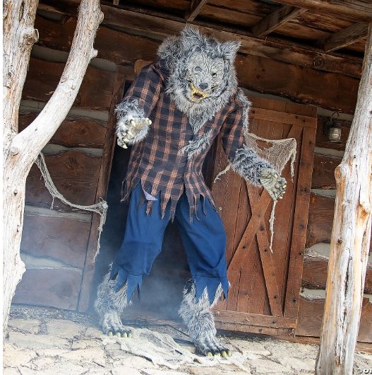 7.5&#39; Animated Hulking Werewolf  PRE ORDER NOW FOR 2025