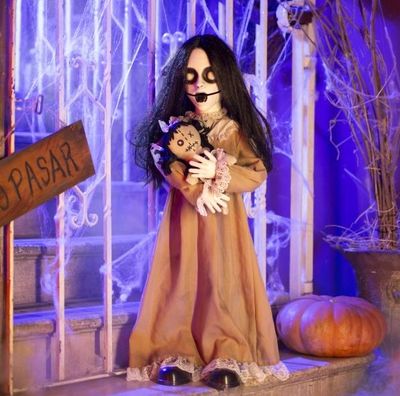 ​3ft ANIMATED POP-UP CREEPY GIRL WITH RAGDOLL IN STOCK