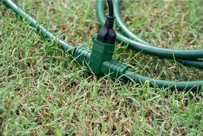 Woods 25 ft. 14/3 Multi-Outlet (3) Garden Outdoor Medium-Duty Extension Cord, Green