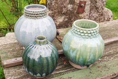 Glassiga vaser och skålar