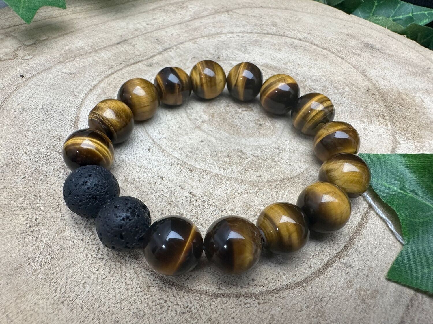 Armband tijgeroog met 2 lava stenen 12mm