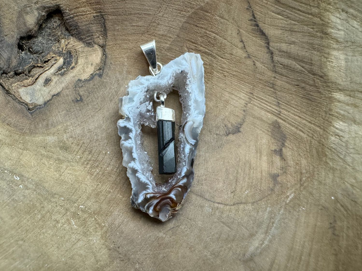 Agaat hanger met Toermalijn