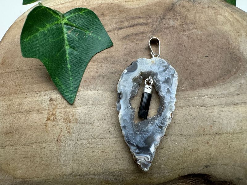 Agaat hanger met Toermalijn