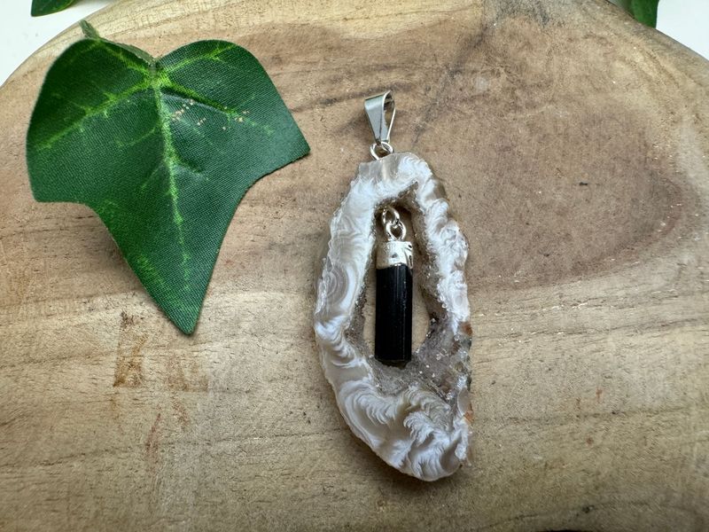 Agaat hanger met Toermalijn