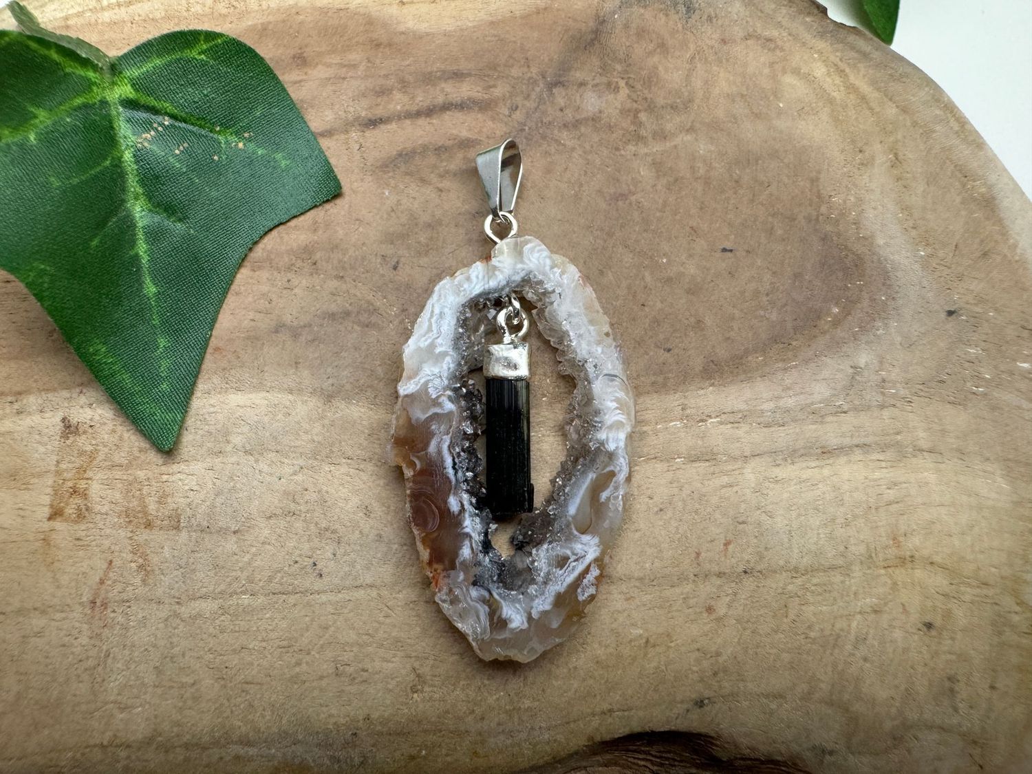 Agaat hanger met Toermalijn