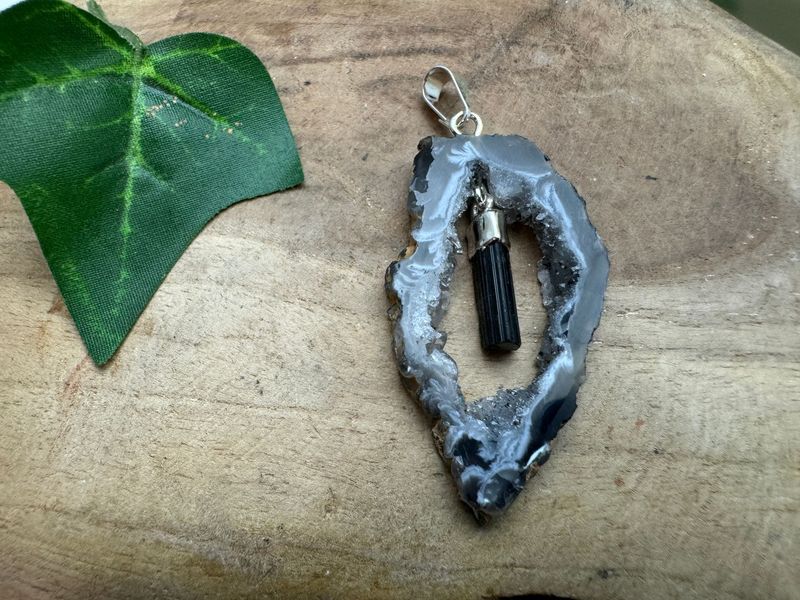 Agaat hanger met Toermalijn