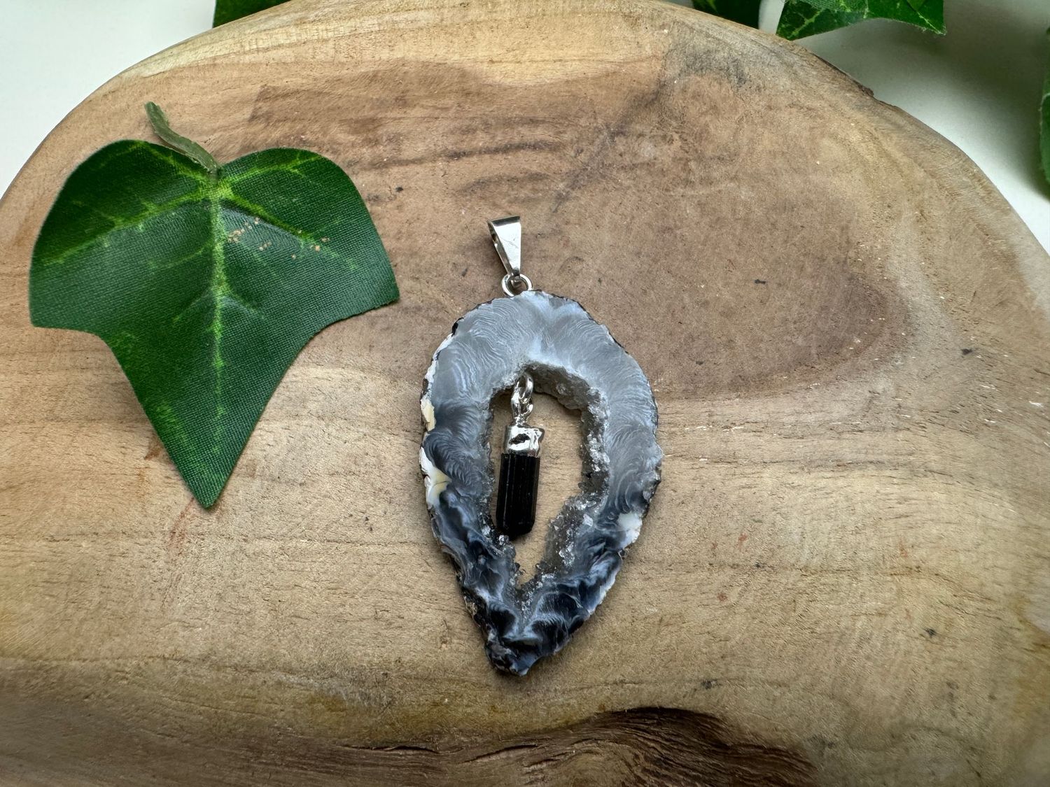 Agaat hanger met Toermalijn