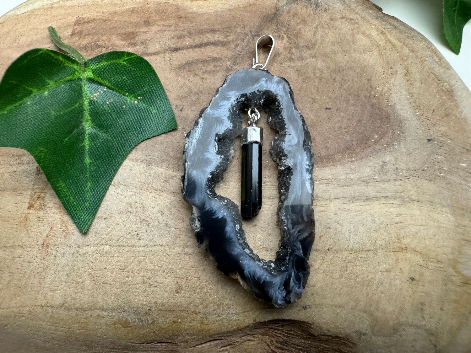 Agaat hanger met Toermalijn