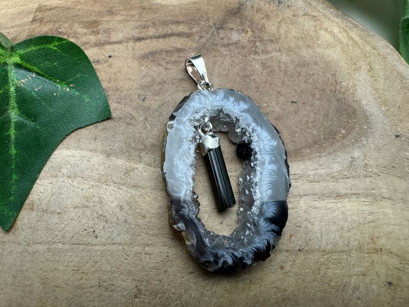 Agaat hanger met Toermalijn