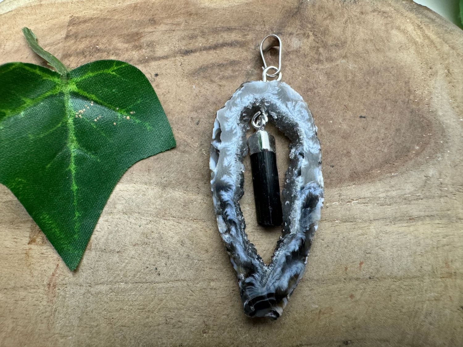 Agaat hanger met Toermalijn