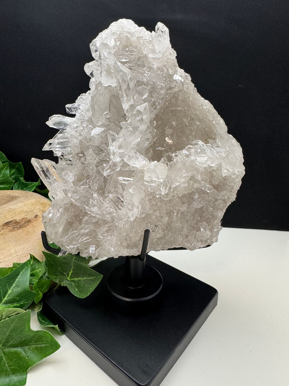 Bergkristalcluster op draaistandaard