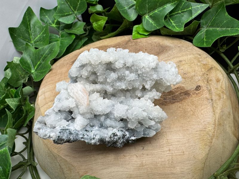 Stilbiet op kwarts met Chalcedoon