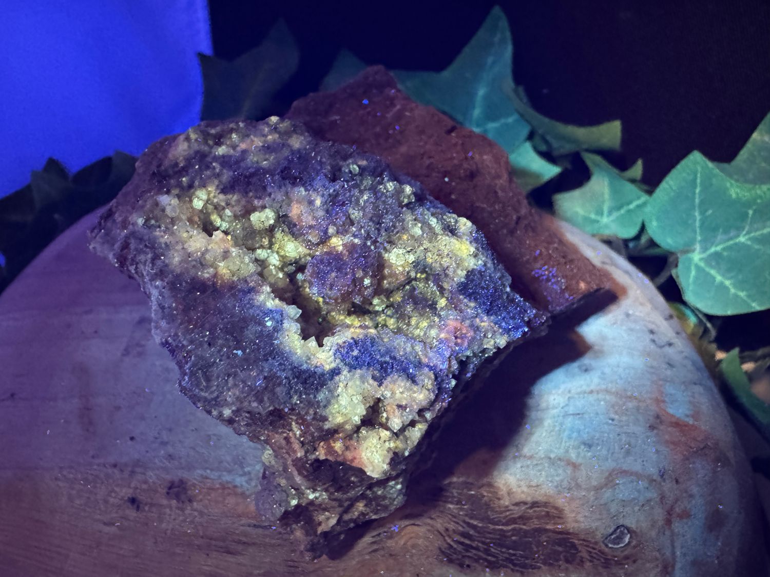 ​​Kwarts / bergkristal in limoniet