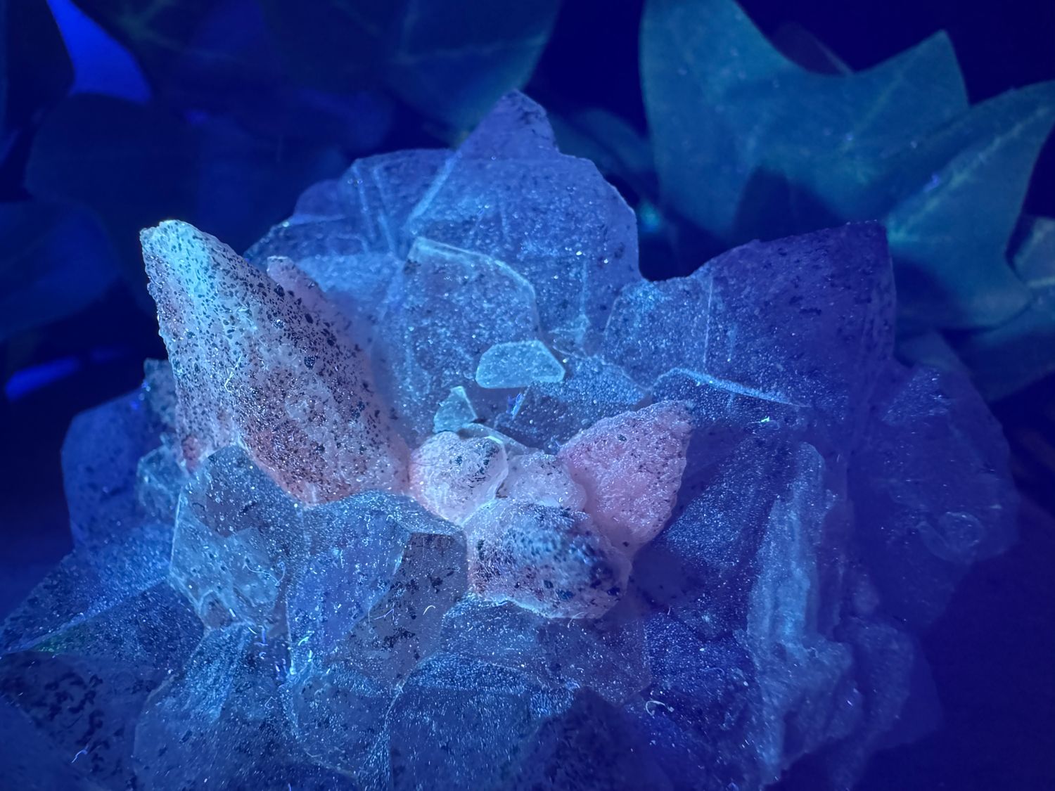 Bergkristal cluster met Calciet