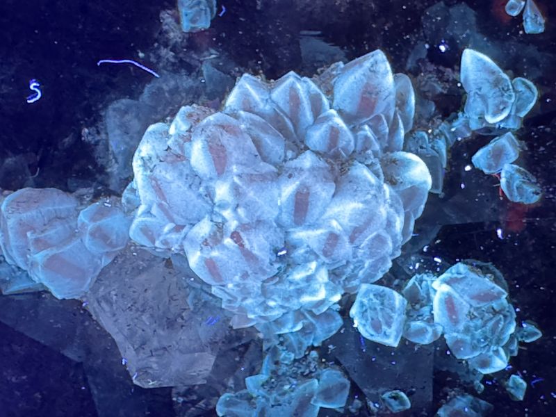 Amethist met Goethiet en Calciet (bi-color fluorescentie) Amethist met Goethiet en Calciet (bi-color fluorescentie)