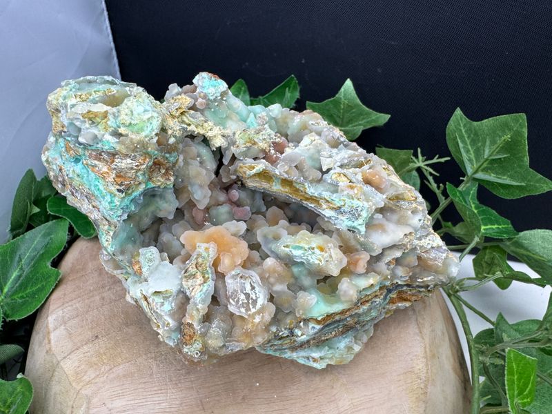 Druzy kwarts met Garnieriet en Chalcedoon